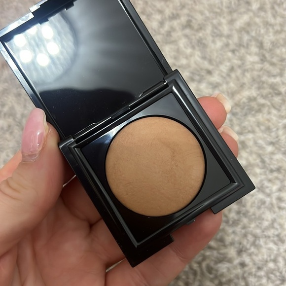 laura mercier Other - Laura Mercier matte radiance baked powder
